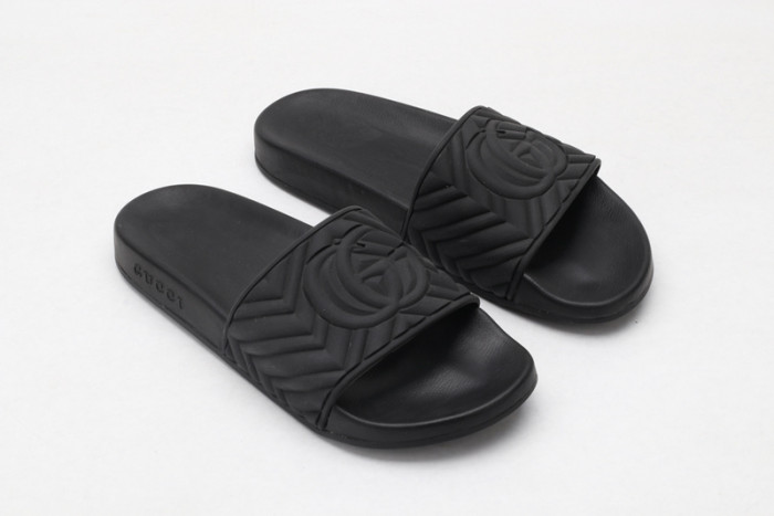 G*u*i slippers all  black