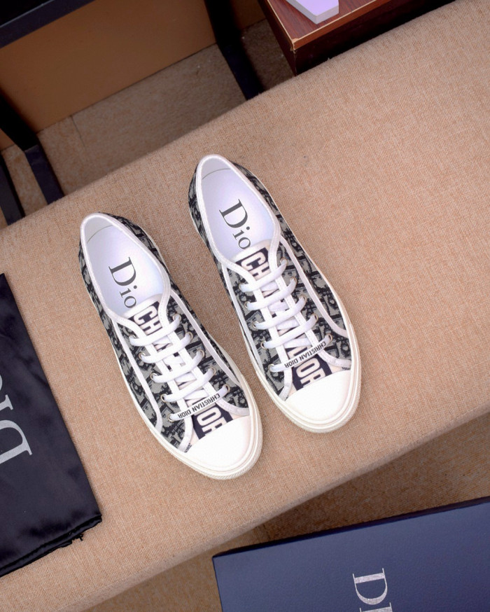 d10r b23 oblique low top sneaker