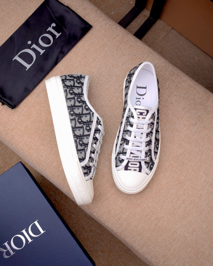 d10r b23 oblique low top sneaker