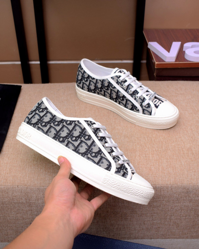 d10r b23 oblique low top sneaker