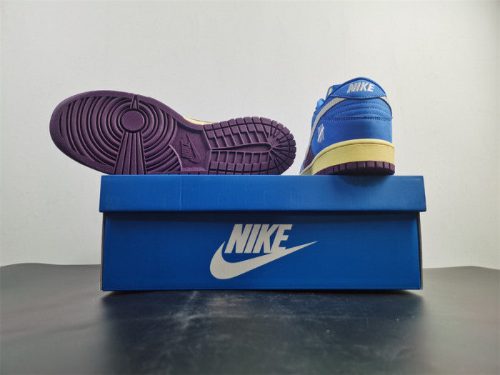 undefeated’s “dunk vs. af-1” collection grows with this snakeskin-dressed   dh6508-400