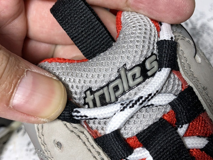 blcg triple s trainer  grey red 536737 w09oh 6151