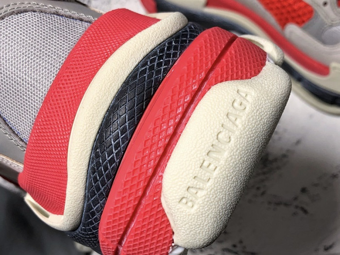 blcg triple s trainer  grey red 536737 w09oh 6151