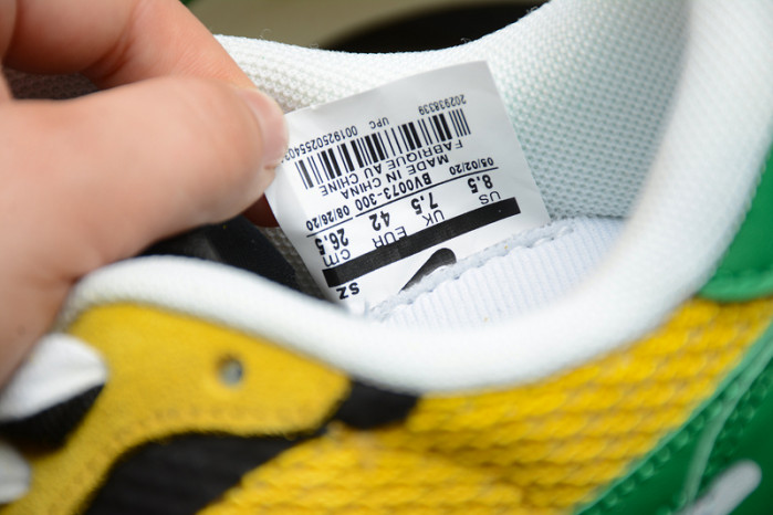 nike vaporwaffle sacai tour yellow stadium green cv1363-700