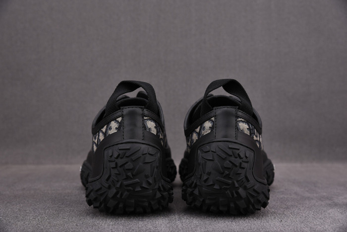 d10r b28  oblique low top sneaker