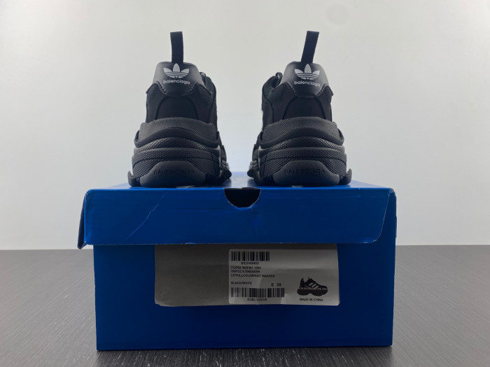 Ba*len*cia*ga triple s