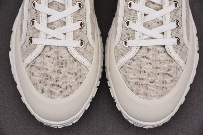 d10r b28  oblique high top sneaker