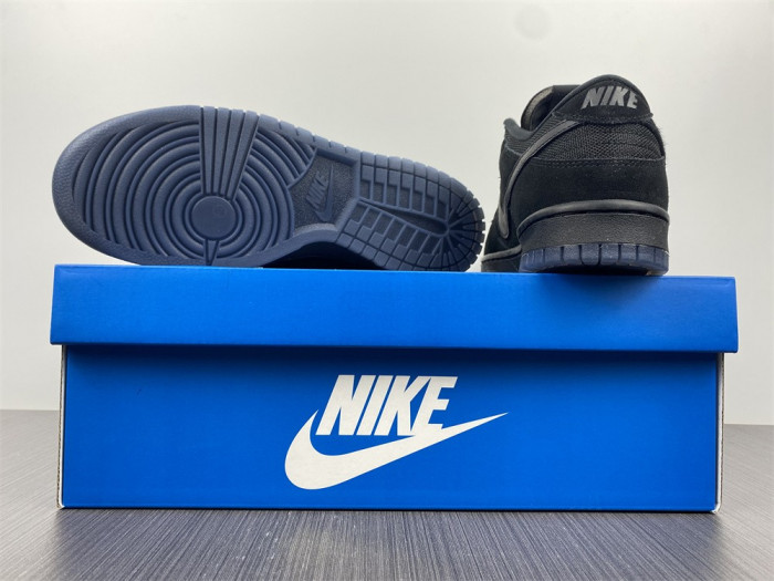 undefeated x dunk low 