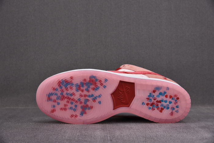 nike sb dunk low strangelove skateboards  ct2552-800