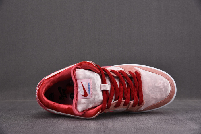 nike sb dunk low strangelove skateboards  ct2552-800