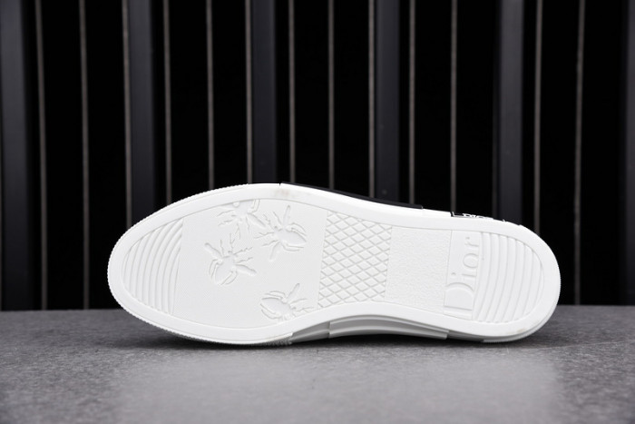 d10r b23 oblique low top sneaker