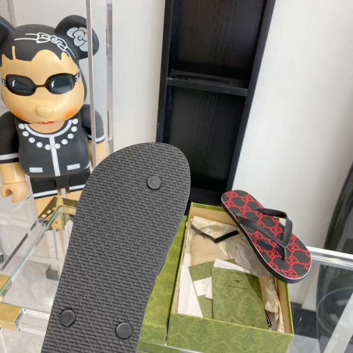 G*u*i slippers